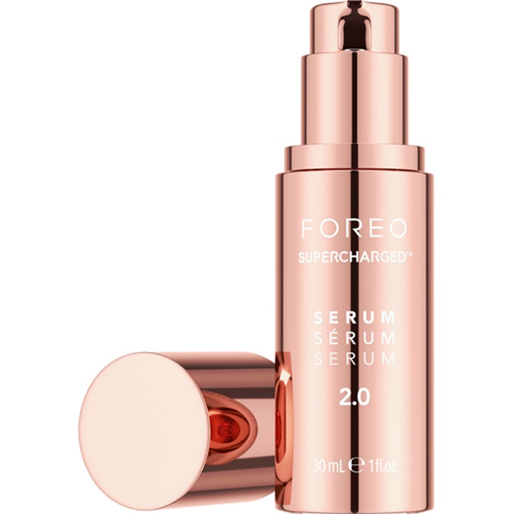 FOREO Supercharged Serum 2.0 30 ml kirkastava seerumi ruusukultaisessa pumppupullossa korkki avattuna.
