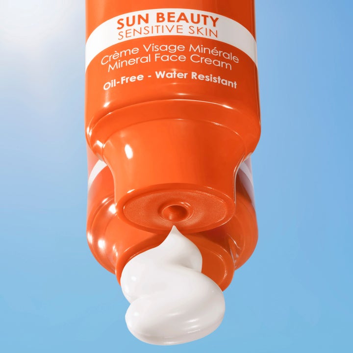 Lancaster Sun Sensitive Mineral Face Cream 50 ml aurinkovoide ja oranssista tuubista puristuva valkoinen voide.