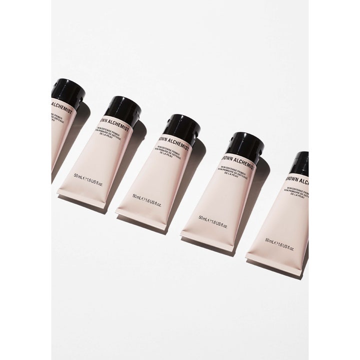 Grown Alchemist Skin Defence Primer 50 ml ihoa suojaava pohjustusvoide viidessä vaaleanpunaisessa tuubissa mustilla korkeilla