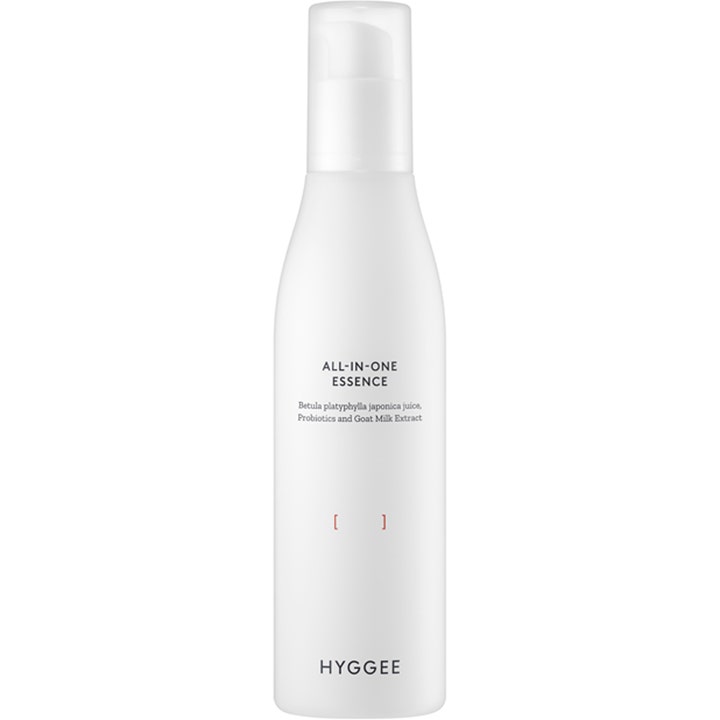 HYGGEE All-In-One Essence kosteuttava ja tasapainottava hoitoneste valkoisessa mattapintaisessa pumppupullossa.
