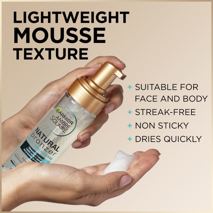 Garnier Ambre Solaire Natural Bronzer 200 ml itsepäivittävä vaahto on kevyt tahmaamaton koostumus kämmenellä.