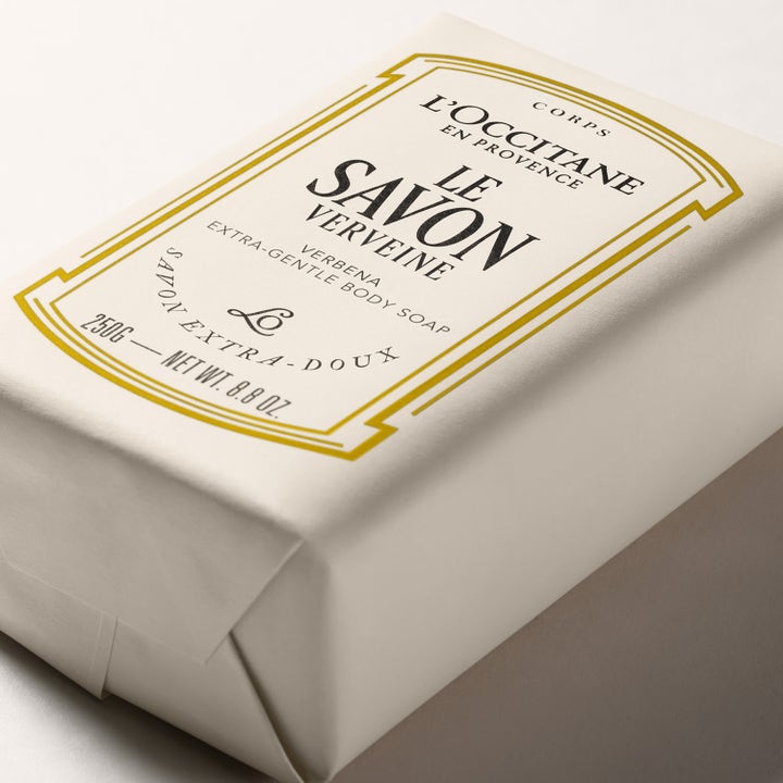 L'Occitane en Provence Shea Butter Verbena Body Soap 250 g hellävarainen palasaippua kermanvärisessä paperikääreessä.