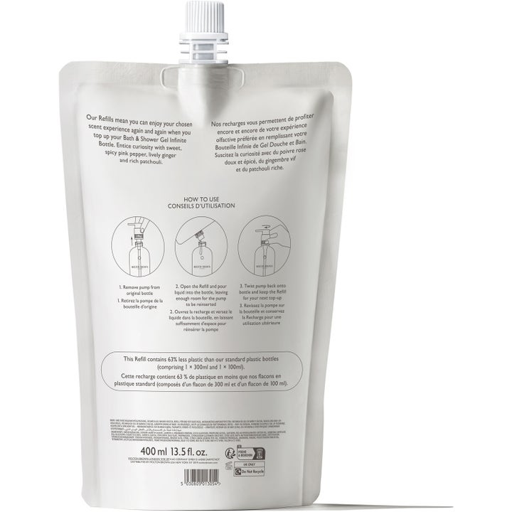Molton Brown Fiery Pink Pepper 400 ml täyttöpakkaus luo mausteisen pesun valkoisessa pussissa käyttöohjekuvilla.