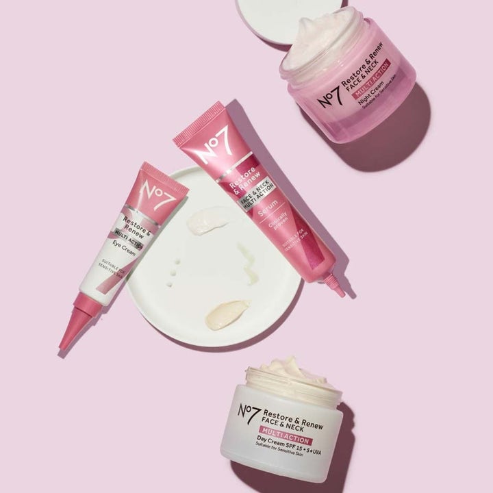 No7 Restore & Renew Skincare Essential Set 80 ml uudistava ihonhoitosarja vaaleanpunaisissa purkeissa ja tuubeissa.
