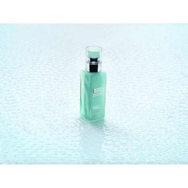 Biotherm Homme Aquapower Advanced 100 ml kosteuttava geeli vaaleanvihreässä pullossa vesipinnalla.