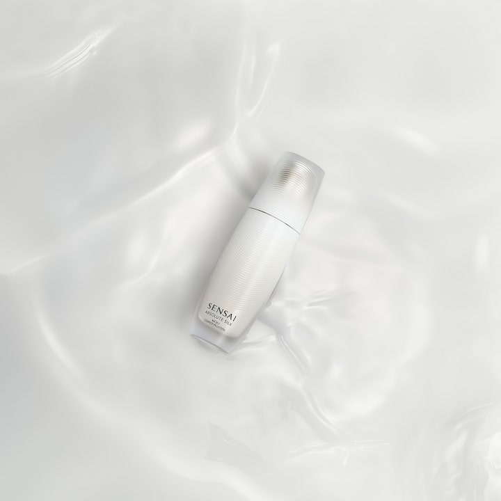 Sensai Absolute Silk Micro Essence-In-Lotion 125 ml heleyttävä seerumi valkoisessa pullossa aaltoilevalla pinnalla