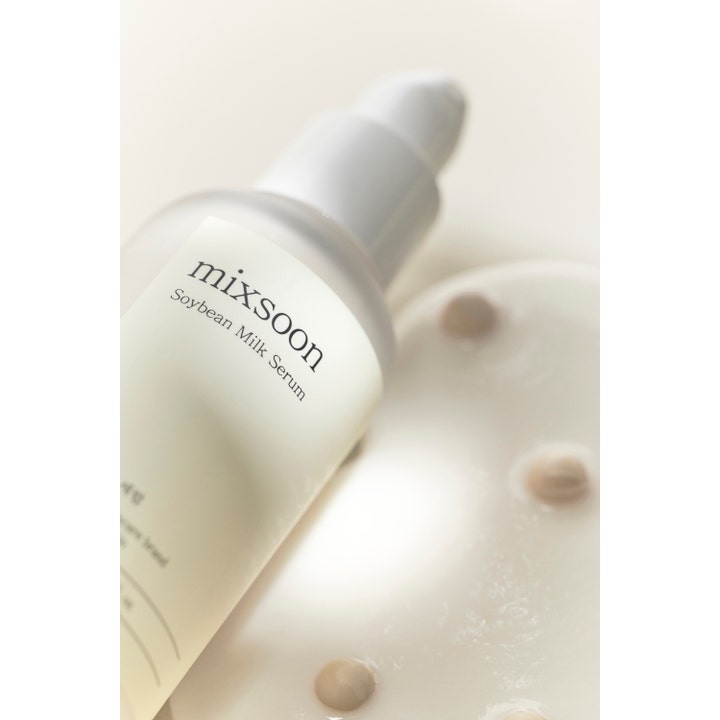 Mixsoon Soybean Milk Serum 50 ml ravitseva kasvoseerumi huurteisessa pullossa ja pisaroita kermaista koostumusta