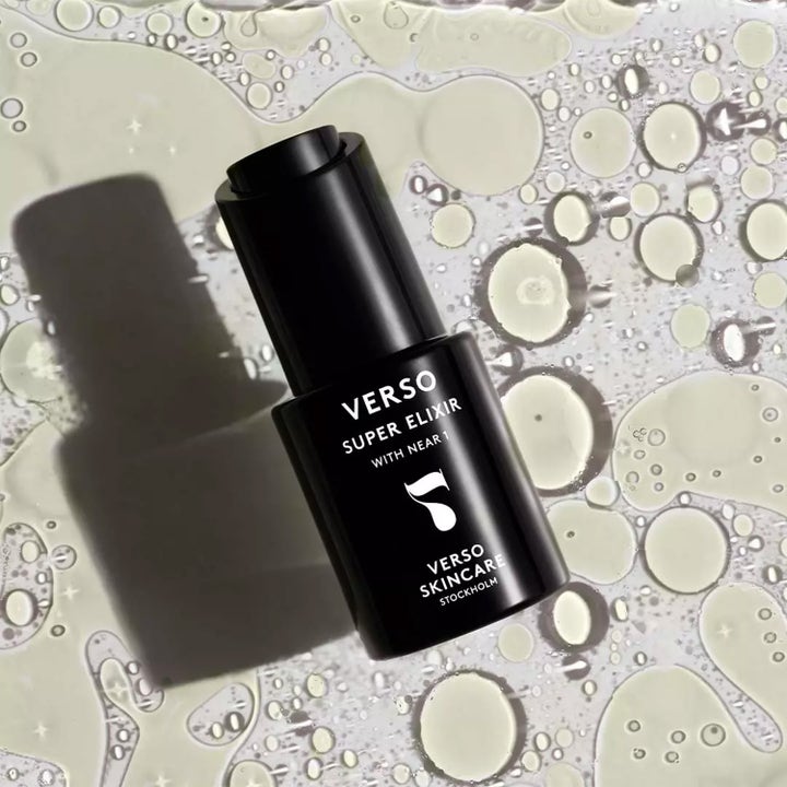 Verso N°7 Super Elixir With NEAR 1 30 ml kirkastava kasvoöljy mustassa pullossa öljypisaroiden keskellä