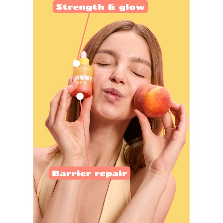 Smuuti Skin Peach Barrier Serum 30 ml vahvistava seerumi ja nainen pitelemässä persikkaa.