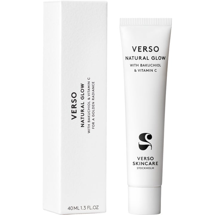 Verso Natural Glow 40 ml heleyttävä päivävoide valkoisessa tuubissa ja pakkauksessa bakuchiolilla.