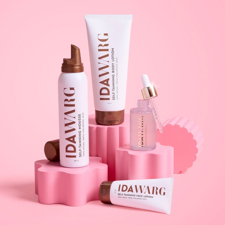 Ida Warg Beauty Self Tanning Body Lotion 200 ml ja muut itseruskettavat tuotteet vaaleanpunaisilla alustoilla.