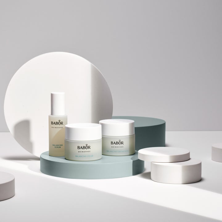 Babor Balancing Serum 30 ml tasapainottava seerumi ja kasvovoiteet huurretuissa laseissa vihreillä korokkeilla.