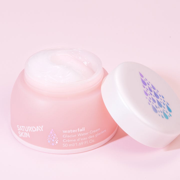 Saturday Skin Waterfall Glacier Water Cream 50 ml kosteuttava kasvovoide vaaleanpunaisessa purkissa ja raikas geeli.