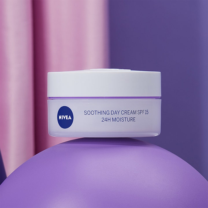 NIVEA Soothing Day Cream SPF15 50 ml rauhoittava päivävoide vaaleassa purkissa violetilla taustalla.