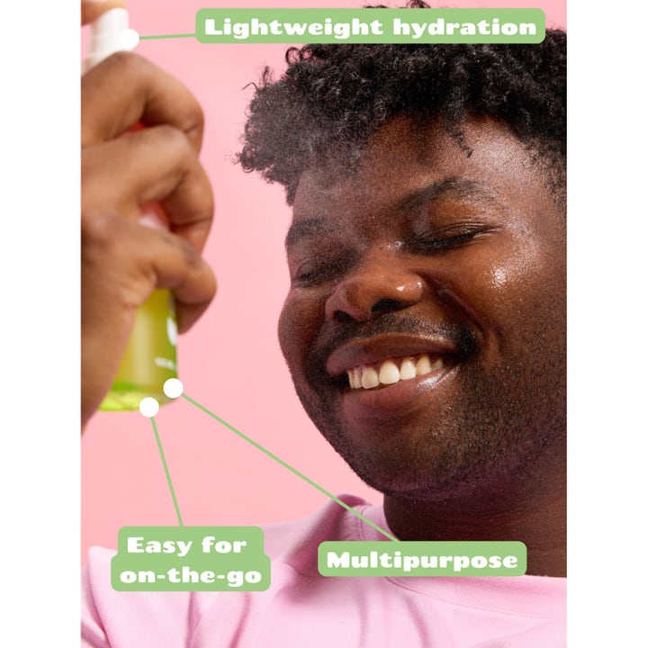 Smuuti Skin Watermelon Dew Toner Mist 100 ml kosteuttava kasvosuihke, jota henkilö suihkuttaa tuoden kevyttä kosteutusta.