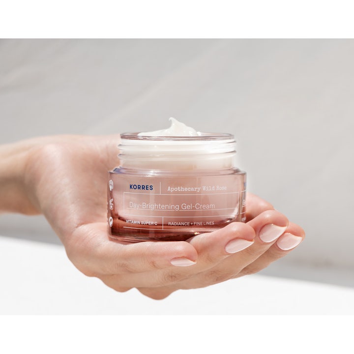 KORRES Apothecary Wild Rose 40 ml kirkastava geelivoide kädessä antaa iholle heleyttä ja C-vitamiinia.