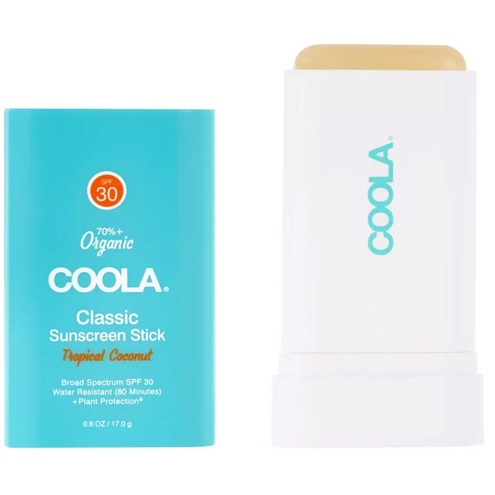 COOLA Classic Stick Tropical Coconut 17 g aurinkosuojapuikko turkoosissa pakkauksessa ja valkoisessa hylsyssä.