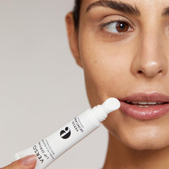 Verso Lip Serum With Retinol 8 15 ml nuorentava huuliseerumi levitettynä huulille valkoisesta tuubista.