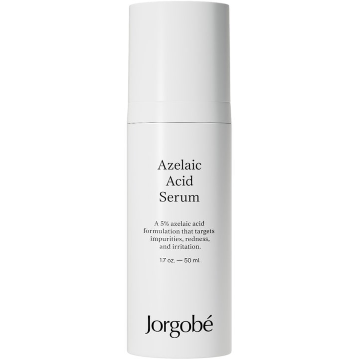 Jorgobé Azelaic Acid Serum 50 ml rauhoittaa ihoa ja vähentää punoitusta valkoisessa minimalistisessa pumppupullossa.