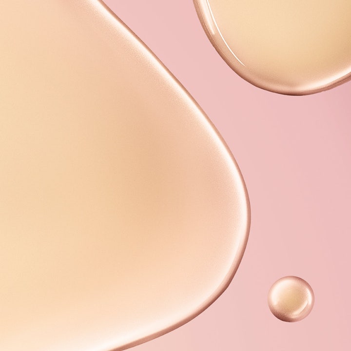 Nuxe Huile Prodigieuse Floral 100 ml monikäyttöinen kuivaöljy vaaleanpunaisessa lasipullossa tuo iholle tervettä hehkua.