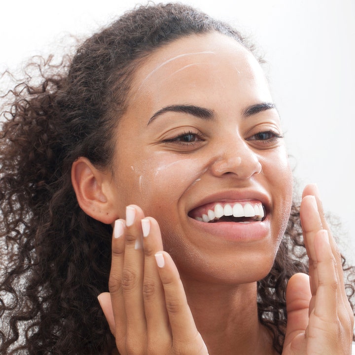 Clinique Liquid Facial Soap 200 ml puhdistusaine poistaa epäpuhtauksia nainen levittää tuotetta kasvoilleen.
