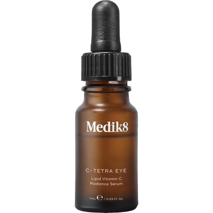 Medik8 C-Tetra Eye 7ml kirkastava silmänympärysseerumi heleyttää ihoa ruskeassa lasisessa pipettipullossa.