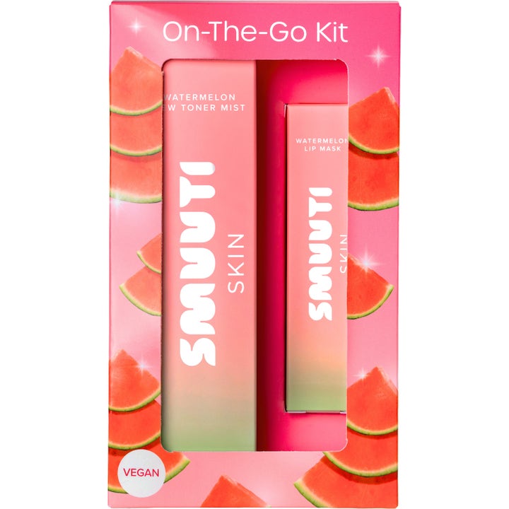 Smuuti Skin On-The-Go Kit kosteuttava ihonhoitosetti vaaleanpunaisessa pakkauksessa jossa on kuvia vesimeloneista