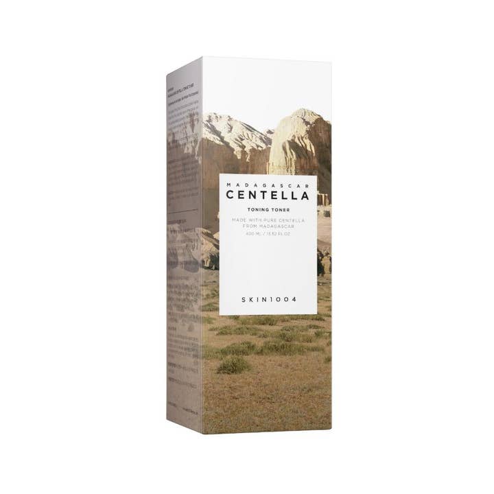 SKIN1004 Madagascar Centella Toning Toner 400 ml kirkastava kasvovesi valkoisessa maisemakuvioidussa pahvipakkauksessa.