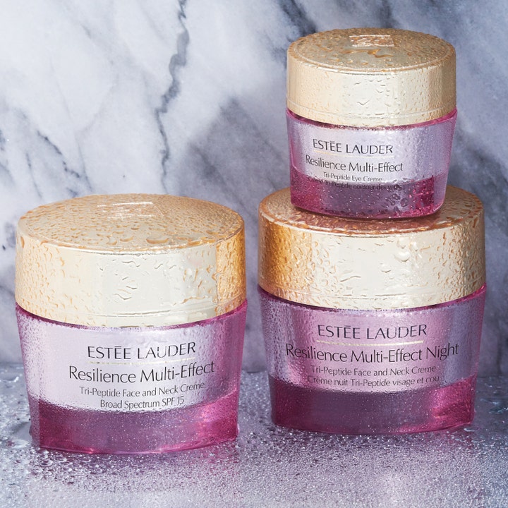 Estée Lauder Resilience Multi-Effect 50 ml kiinteyttävä kasvovoide vaaleanpunaisissa lasipurkeissa vesipisaroiden kera.