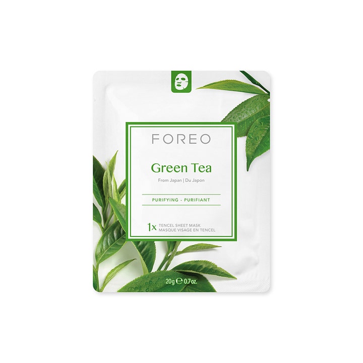 FOREO Farm To Face Green Tea 20 g puhdistava sheet mask on valkoinen pussi vihreillä teenlehdillä