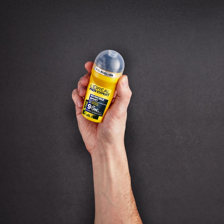 L'Oréal Paris Men Expert Invincible Sport 50 ml deodorantti antaa 96h suojan keltaisessa pullossa kädessä.