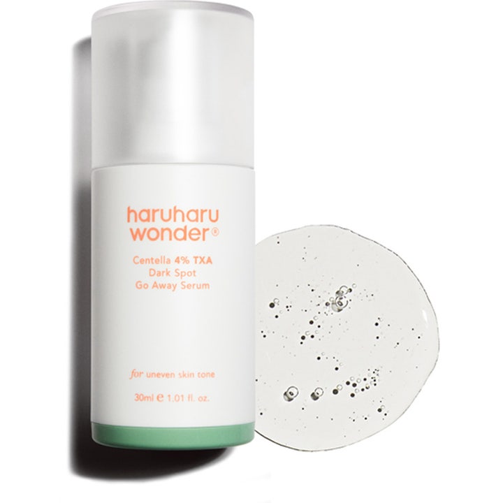 haruharu wonder Centella 4% TXA Dark Spot Go Away Serum 30 ml kirkastava seerumi valkoisessa pullossa ja kirkas koostumus.