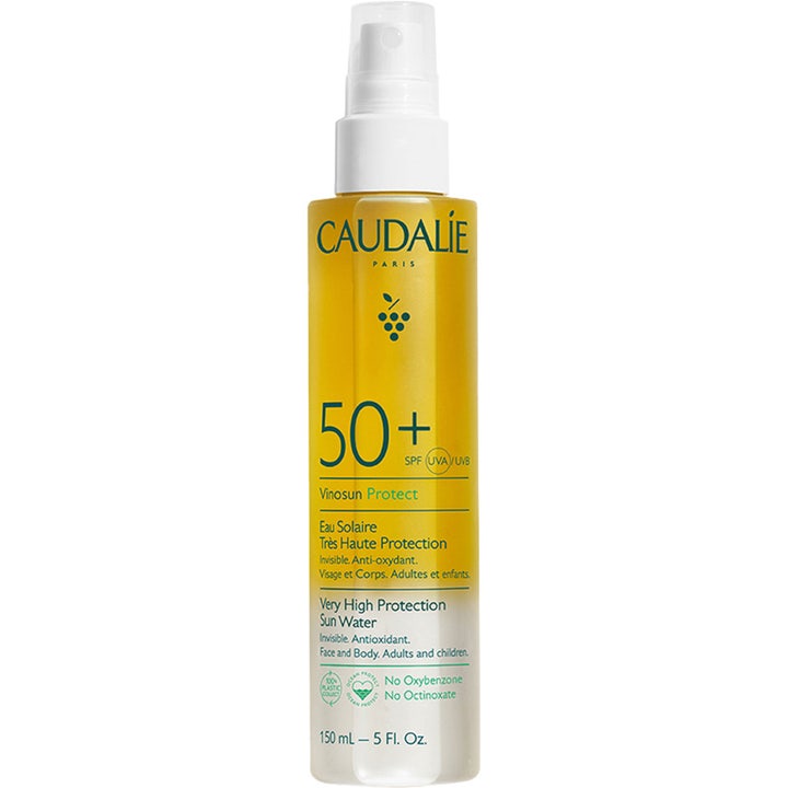 Caudalie Vinosun Protect Eau Solaire SPF 50+ 150 ml suojaava aurinkovesi keltaisessa läpinäkyvässä suihkepullossa.
