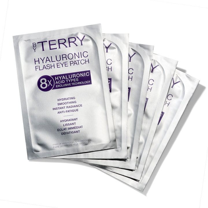 By Terry Hyaluronic Flash Eye Patch kosteuttava silmänympärysnaamio hopeisissa pusseissa kirkastaa katsetta.
