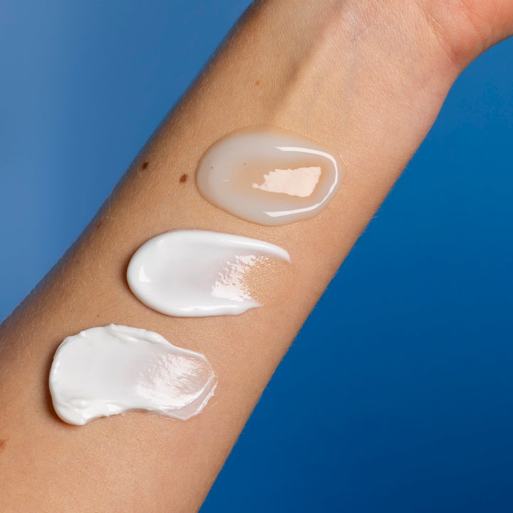 Lumene Nordic Hydra Moisture Balm 50 ml kosteuttava kasvovoide ja kolme eri näytettä koostumuksista iholla.