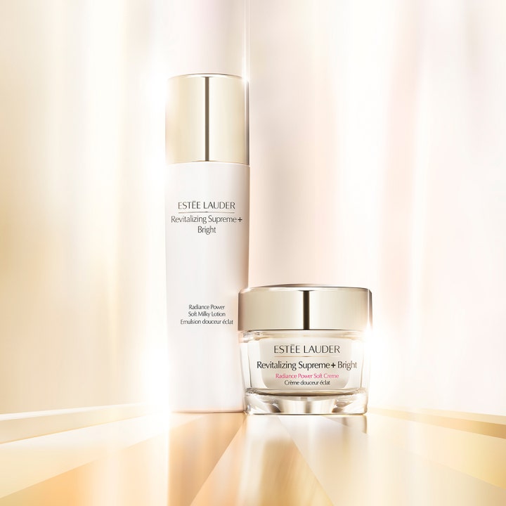 Estée Lauder Revitalizing Supreme+ Bright Radiance Power Soft Creme 50 ml heleyttävä päivävoide kultaisessa lasipurkissa.