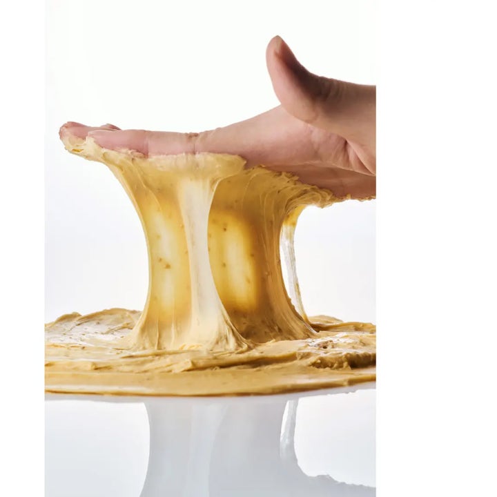 Klairs Freshly Juiced Vitamin Mask Cleanser 20 ml kirkastava puhdistusaine venyvällä keltaisella koostumuksella.