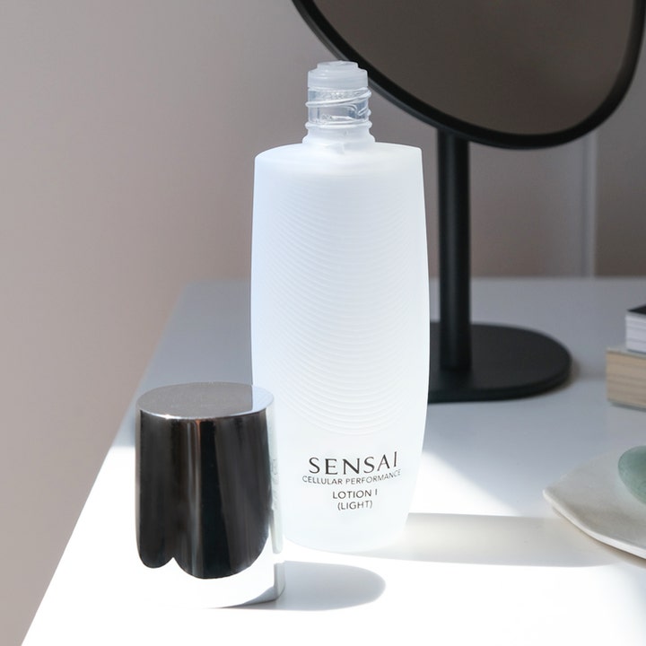 Sensai Cellular Performance Lotion I Light 125 ml kasvovesi on valkoinen pullo hopeisella korkilla.