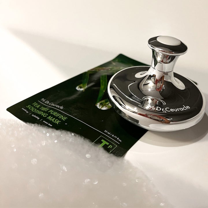 Dr. Ceuracle Cryo Tool 1 kpl viilentävä ihonhoitoväline hopeinen metallinen työkalu vihreän kasvonaamion päällä