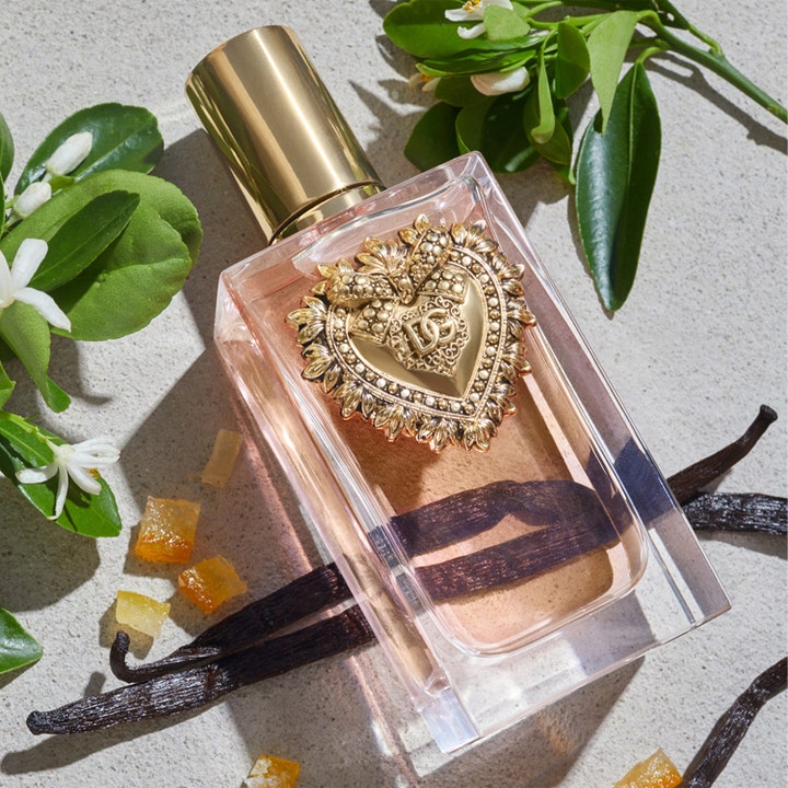 Dolce & Gabbana Devotion 180 ml vartalovoide kultaisella sydämellä, vaniljalla ja valkoisilla kukilla.