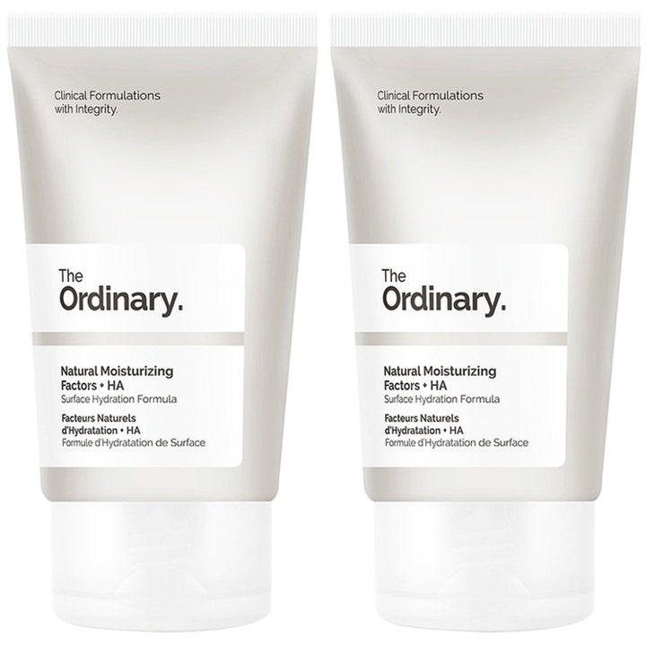 The Ordinary Natural Moisturizing Factors + HA kosteuttava kasvovoide kahdessa valkoisessa muovituubissa.