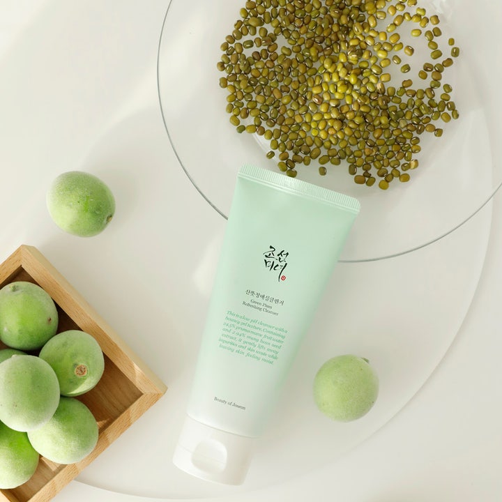 Beauty of Joseon Green Plum Refreshing Cleanser 100 ml puhdistusgeeli vihreiden luumujen ja mungpapujen ympäröimänä