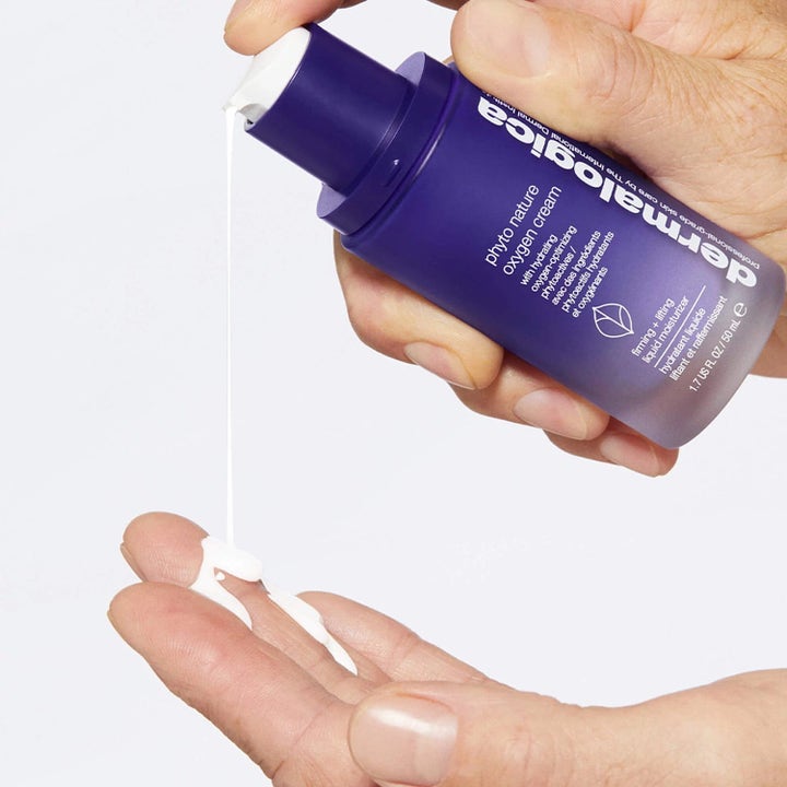Dermalogica Phyto Nature Oxygen Cream 50 ml kosteusvoide valuu kevyenä koostumuksena sormille.
