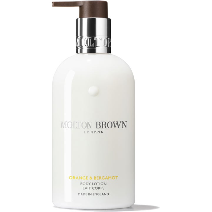 Molton Brown Orange & Bergamot kosteuttava vartalovoide valkoisessa pullossa, jossa on ruskea pumppu ja hopeinen kaulus