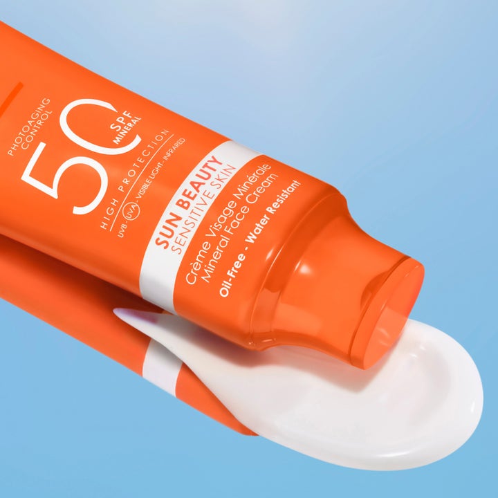 Lancaster Sun Sensitive Sun Beauty Mineral Face Cream 50 ml aurinkovoide kasvoille ja pehmeä valkoinen koostumus.