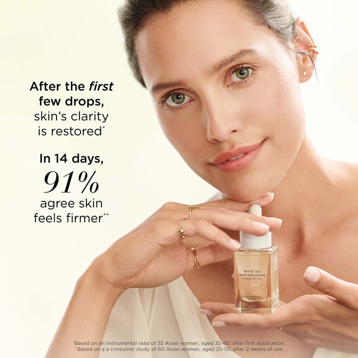 Elizabeth Arden White Tea Skin Bi-phase Oil Serum 30 ml kiinteyttävä kasvoöljy kirkastaa ihoa naisen pitelemänä.