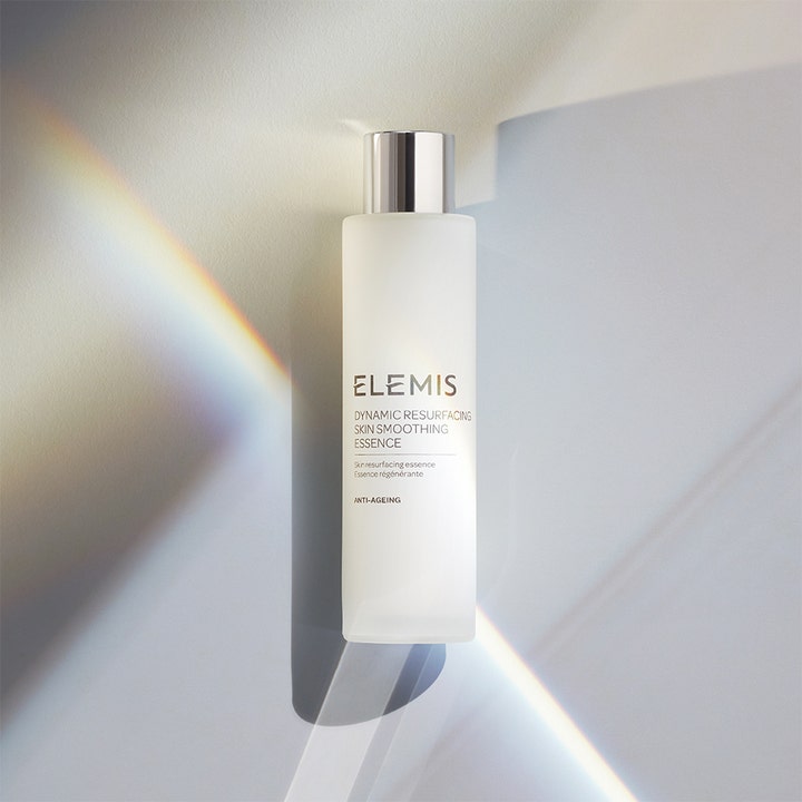 Elemis Dynamic Resurfacing Skin Smoothing Essence 100 ml silottava hoitoneste huurretussa pullossa sateenkaarivalossa.