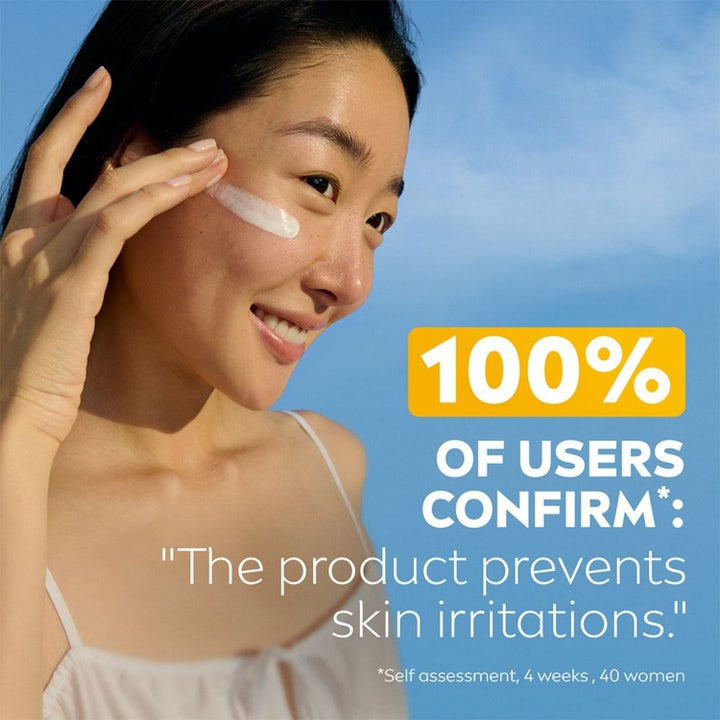NIVEA UV Face Sensitive Cream 40 ml aurinkovoide kasvoille nainen levittää voidetta ehkäisemään ihoärsytystä.