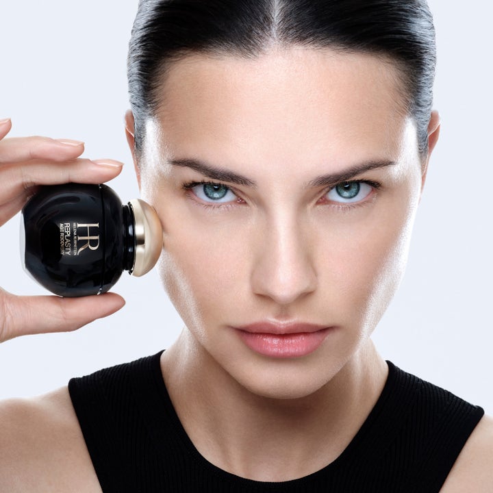 Helena Rubinstein HR Replasty Eye Serum 15 ml silmänympärysseerumi ja nainen levittämässä tuotetta iholle