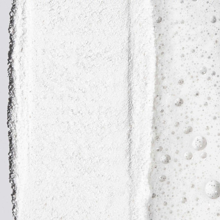 Dermalogica Daily Microfoliant 74 g kuorinta näyttää hienojakoista valkoista jauhetta ja ilmavaa vaahtoa.